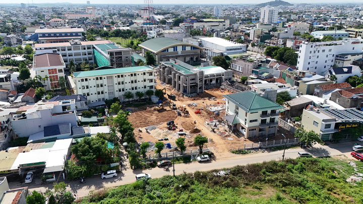 Để đảm bảo nơi ở cho đội ngũ cán bộ từ Kon Tum chuyển về, tỉnh Quảng Ngãi đã nhanh chóng bố trí 4 địa điểm làm nhà ở công vụ gồm: Nhà khách A3 Tỉnh ủy, Nhà khách T50, Ký túc xá Trường Chính trị tỉnh và ký túc xá Trường THPT chuyên Lê Khiết. Ảnh: Quảng Phú