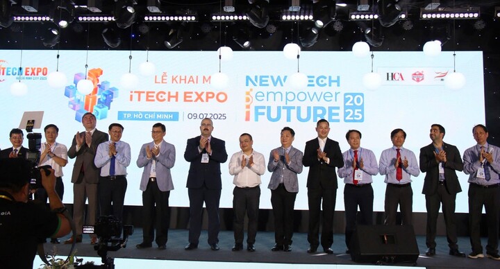 Đại biểu thực hiện nghi thức khai mạc iTECH EXPO 2025. Ảnh: Thannh Minh.