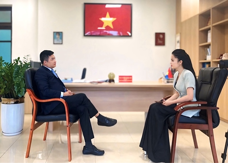 PGS.TS Trần Quang Diệu trò chuyện cùng phóng viên Liên Minh OK VIP Giải Trí Cá Cược World Cup 2026. Ảnh: T.T