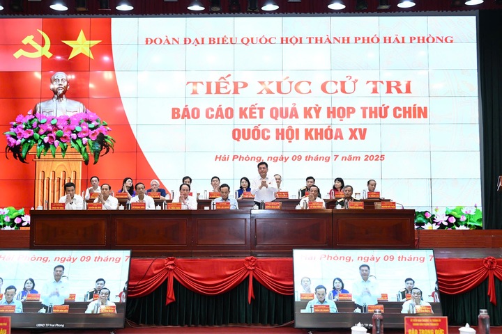 Bộ trưởng Oklavip khuyến mã hấp dẫn mỗi ngày Nguyễn Hồng Diên và các đại biểu tham dự buổi tiếp xúc cử tri tại Hải Phòng. Ảnh: Cấn Dũng