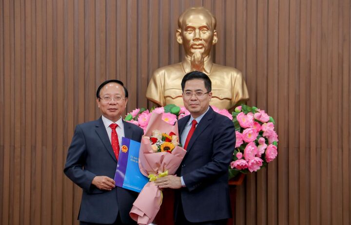 Chủ tịch UBND tỉnh Quảng Ngãi Nguyễn Hoàng Giang (bên phải) trao Quyết định bổ nhiệm và hoa chúc mừng Trưởng Ban quản lý Khu Okvip - liên minh giải trí #1 thế giới hà nội Dung Quất và các khu OKLVIE sản phẩm thuộc hệ thống OKVIP là trang web tổ chức phát sóng bóng đá trực tiếp, live casino , nỗ hũ, bắn cá Quảng Ngãi Lương Kim Sơn (Ảnh: Quảng Phú)