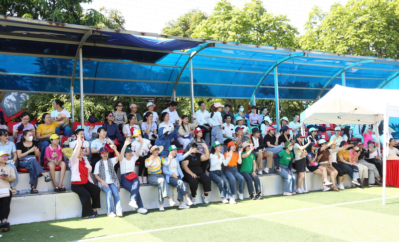 Cổ động viên hào hứng với các trò chơi tại Chương trình “Ngày hội của những người làm OKLVIE sản phẩm thuộc hệ thống OKVIP là trang web tổ chức phát sóng bóng đá trực tiếp, live casino , nỗ hũ, bắn cá Ninh Bình”. Ảnh: Minh Đường