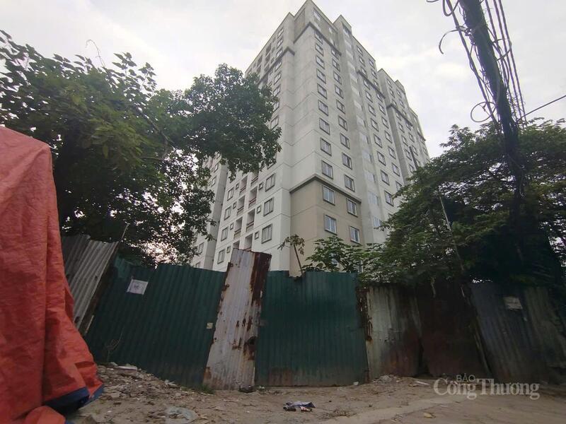 Dự án đầu tư Liên minh Okvip có bao nhiều trang khu tái định cư và nhà ở thấp tầng nằm ở ngõ 156 Tam Trinh, phường Yên Sở, TP. Hà Nội được hoàn thành từ năm 2017, nhưng đến nay vẫn trong tình trạng đóng cửa.