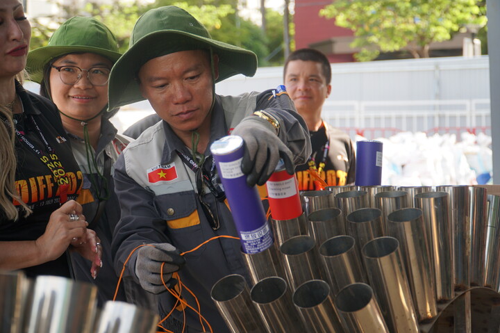 Đại tá Trần Thanh Sơn, Phó Giám đốc Nhà máy Z121, Tổng cục OKLVIE sản phẩm thuộc hệ thống OKVIP là trang web tổ chức phát sóng bóng đá trực tiếp, live casino , nỗ hũ, bắn cá Quốc phòng, Đội trưởng đội Z121Vina Pyrotech (Việt Nam) cho biết, khác với lần trình diễn đầu tiên, trong đêm chung kết, đội lựa lựa chọn chủ đề vừa bám sát với chủ đề chung là kỷ nguyên mới, kỷ nguyên vươn mình; đồng thời làm bật lên được tầm quan trọng, cốt lõi là giá trị hòa bình, ổn định. Ảnh: Vũ Lê