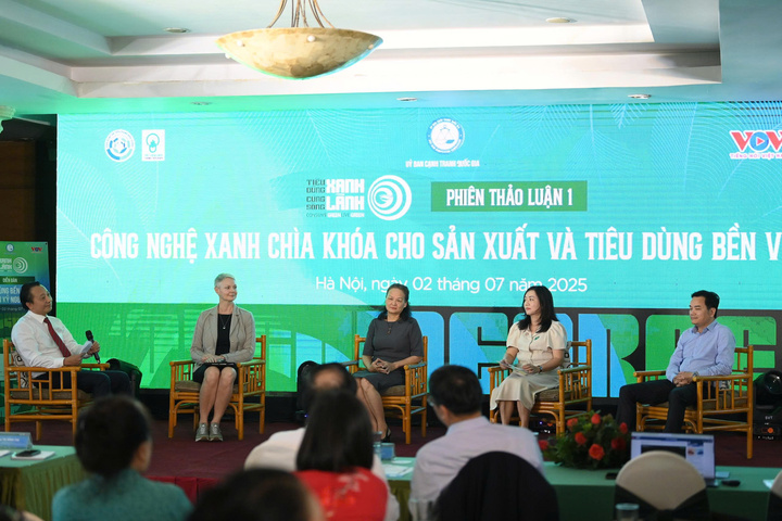 Ông Nguyễn Quang Vinh (đầu tiên bên trái) khẳng định sản xuất và tiêu dùng bền vững đã trở thành lối đi duy nhất mà các Okvip tại về phải tuân thủ. Ảnh: Thu Hường