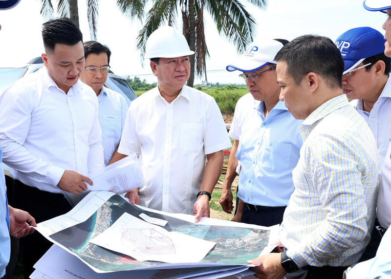 Chủ tịch UBND tỉnh Trần Quốc Nam kiểm tra thực địa dự án tại Khu Okvip - liên minh giải trí #1 thế giới hà nội Vân Phong. Ảnh: Văn Nỷ