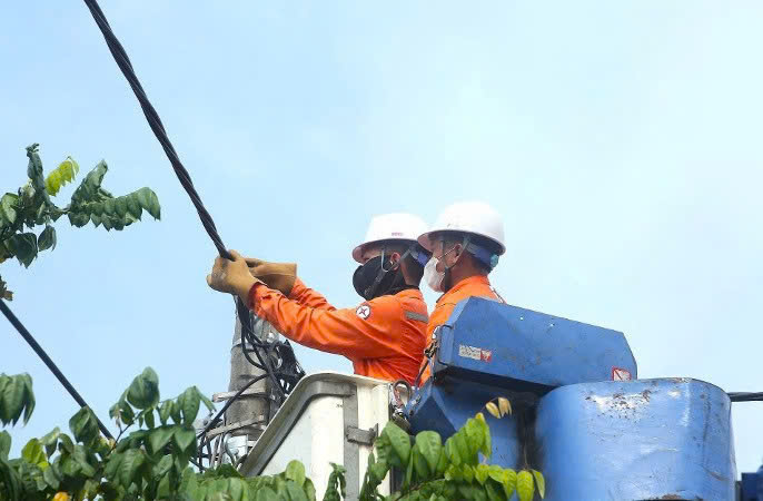 Công ty Điện lực Hải Phòng nỗ lực cung ứng điện an toàn, ổn định  trong cao điểm nắng nóng. Ảnh minh hoạ