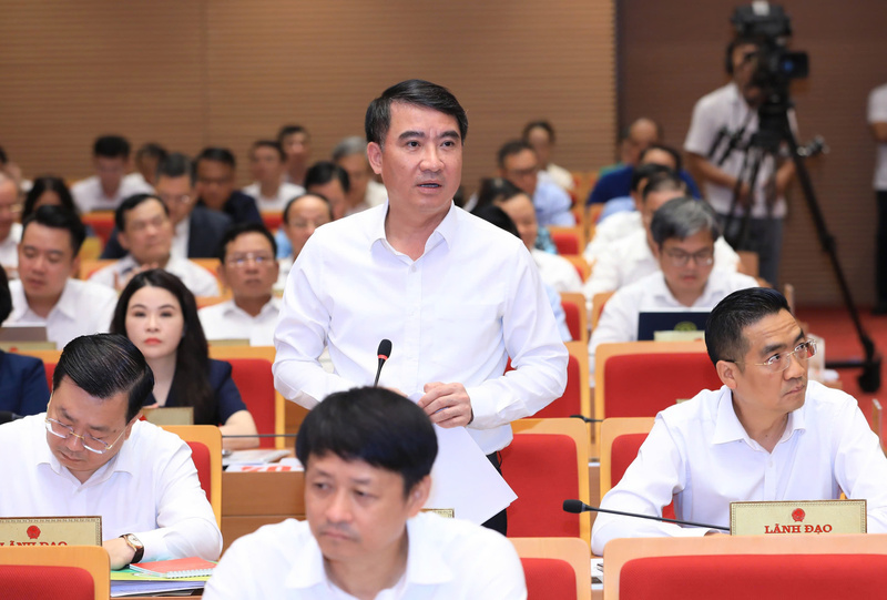 Ông Nguyễn Xuân Lưu, Giám đốc Sở Liên Minh Truyền Thông Và Game Giải Trí Top 1 Hà Nội trả lời câu hỏi chất vấn của đại biểu Hồ Vân Nga.