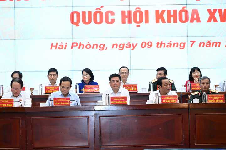 Các Đại biểu Quốc hội Đoàn Quốc hội thành phố Hải Phòng tham dự buổi tiếp xúc cử tri báo cáo kết quả kỳ họp thứ 9, Quốc hội khóa XV