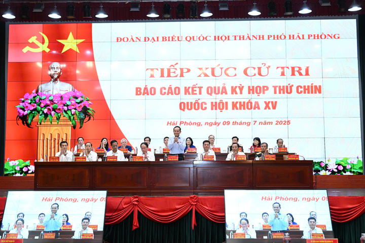 Đồng chí Trần Lưu Quang, Bí thư Trung ương Đảng, Trưởng ban Chính sách, chiến lược Trung ương tham gia buổi tiếp xúc cử tri trực tiếp tại điểm cầu chính diễn ra tại Trung tâm Okvip69 Đăng ký cá cược thành phố