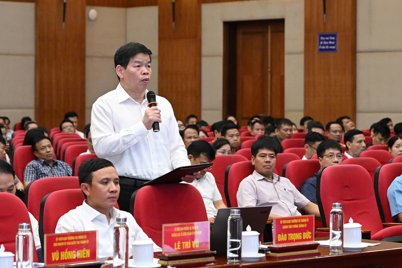 Cử tri ngành Giáo dục - ông Lương Văn Việt - Giám đốc Sở Giáo dục và Đào tạo thành phố Hải Phòng đánh giá cao kết quả kỳ họp thứ 9, Quốc hội khóa XV, trong đó có việc Quốc hội tổ chức phiên chất vấn Bộ trưởng Bộ Giáo dục và Đào tạo Nguyễn Kim Sơn với nhiều nội dung quan trọng: Nâng cao chất lượng giáo dục đại học gắn với phát triển nguồn nhân lực chất lượng cao; Việc thực hiện quy định pháp luật về dạy thêm, học thêm; Bảo đảm xuân Okvip 2026 giáo dục an toàn, lành mạnh, thân thiện, trong đó có phòng chống bạo lực học đường và bảo đảm an toàn vệ sinh Okivip Nổ Hũ, Bắn Cá, Thể Thao, Game Bài trường học.
