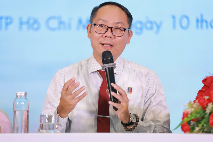 PGS.TS Nguyễn Văn Thụy, Trưởng phòng Tuyển sinh và Truyền thông, Trường Đại học Ngân hàng TP. Hồ Chí Minh phát biểu tại tọa đàm. Ảnh: Quang Liêm