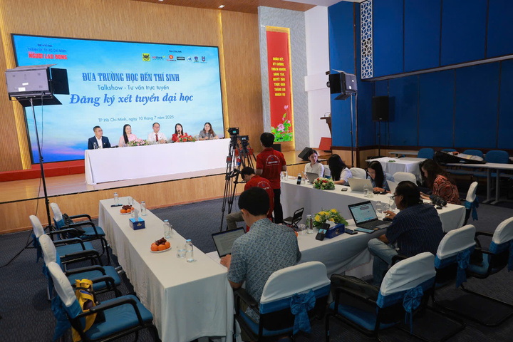 Chương trình “Đưa trường học đến thi sinh” - talkshow tư vấn trực tuyến chủ đề “Đăng ký xét tuyển đại học”. Ảnh: Quang Liêm