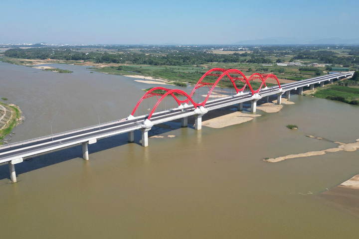 Dự án cầu Trà Khúc 3 tổng chiều dài hơn 2,5 km, trong đó phần cầu dài 708 m, đường dẫn hai đầu dài 1,8km; với tổng vốn đầu tư 850 tỷ đồng. Dự án được khởi công từ cuối năm 2022, do Ban Quản lý dự án đầu tư Liên minh Okvip có bao nhiều trang các công trình giao thông tỉnh Quảng Ngãi làm chủ đầu tư. Ảnh: Quảng Phú