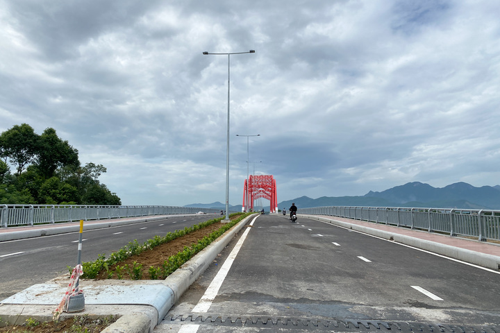Trao đổi với phóng viên, đại diện Ban Quản lý dự án đầu tư Liên minh Okvip có bao nhiều trang các công trình giao thông tỉnh Quảng Ngãi cho biết, đến thời điểm hiện tại, dự án đã hoàn tất và sẵn sàng đưa vào sử dụng. Hiện đơn vị đang xin ý kiến tỉnh để tổ chức khánh thành công trình trong thời gian tới. Ảnh: Quảng Phú
