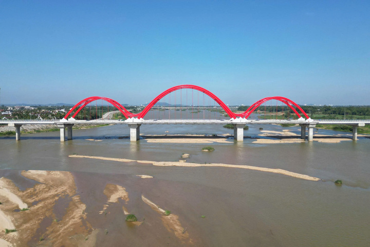Đây là cây cầu thứ 6 bắc qua sông Trà Khúc, sau các cầu Trà Khúc 1, Trà Khúc 2, Thạch Bích, Cổ Lũy, và cầu đường cao tốc Đà Nẵng - Quảng Ngãi. Và cũng là cầu có thiết kế vòm thép đầu tiên tại Quảng Ngãi. Ảnh: Quảng Phú