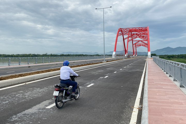 Cầu Trà Khúc 3 có kết cấu đặc biệt là hệ thống vòm thép nhồi bê tông được bố trí hệ thống cáp giằng, cáp treo. Cầu có 15 nhịp, rộng 22,9m với kết cấu gồm 3 nhịp vòm ống thép và 12 nhịp dẫn, dài 38m bằng bê tông cốt thép. Ảnh: Quảng Phú