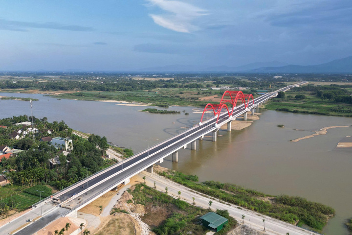 Đối với phần đường dẫn hai đầu cầu được mở rộng 26m, vỉa hè mỗi bên rộng 5m lát gạch. Dải phân cách giữa đường rộng 2m, được trồng cây xanh tán thấp. Hệ thống đèn chiếu sáng và thoát nước cũng đang được lắp đặt đồng bộ. Ảnh: Quảng Phú
