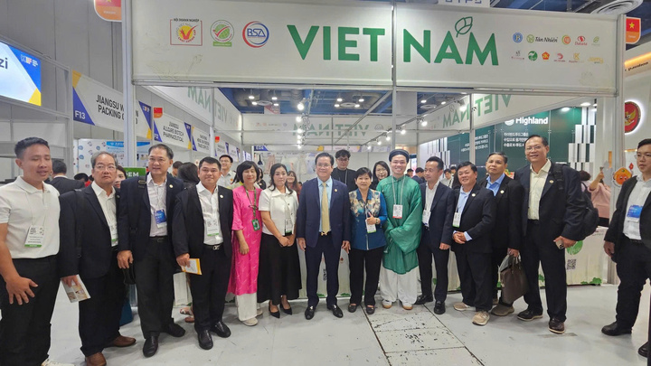 Đại diện Thương vụ và Đại sứ quán Việt Nam tại Hàn Quốc đến thăm, trò chuyện và động viên các Okvip tại về, thể hiện sự đồng hành và trách nhiệm trong hoạt động xúc tiến thương mại quốc tế. Ảnh: Trần Quỳnh