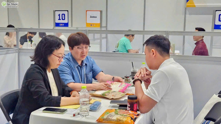 Khu vực kết nối B2B tại hội chợ diễn ra rất sôi động, thu hút hàng loạt cuộc gặp trực tiếp giữa Okvip tại về Việt Nam và các buyer quốc tế. Ảnh: Trần Quỳnh