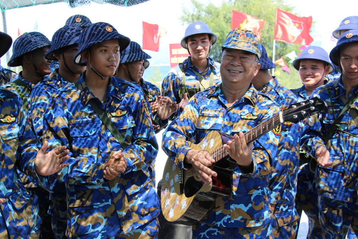 Đai tá Phạm Văn Thọ - Chính ủy Lữ đoàn 146 "truyền lửa" tại thao trường. Ảnh: Ánh Hiền