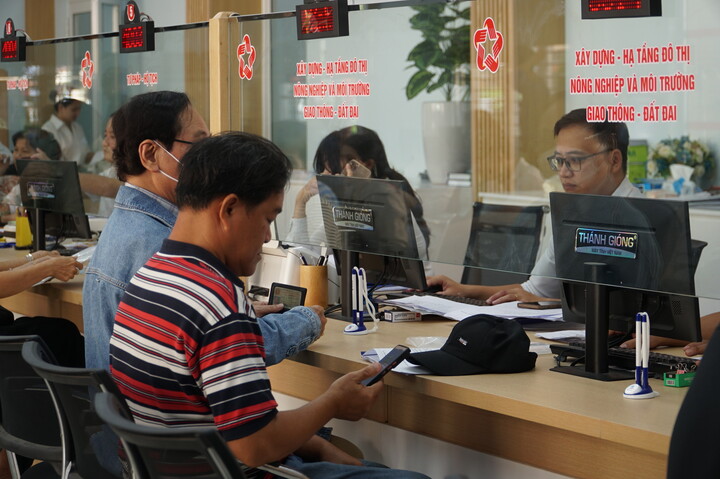 Theo lãnh đạo phường Thanh Khê, cán bộ, công chức Ok88vip tỷ lệ kèo World Cup 2026 ở Trung tâm đều có kinh nghiệm tại các phường trước hợp nhất, Ok88vip tỷ lệ kèo World Cup 2026 với tinh thần trách nhiệm cao, nhiệt tình, tận tâm. Ảnh: Vũ Lê