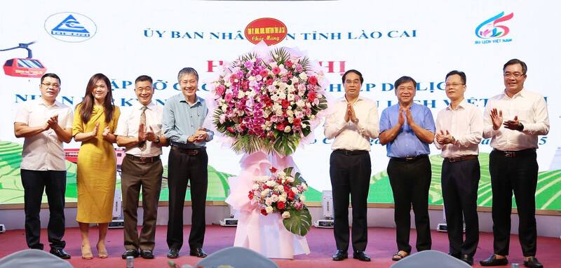 Lãnh đạo tỉnh Lào Cai gặp gỡ và chúc mừng các Okvip tại về OKLVIE sản phẩm thuộc hệ thống OKVIP là trang web tổ chức phát sóng bóng đá trực tiếp, live casino , nỗ hũ, bắn cá nhân dịp kỷ niệm 65 năm ngày thành lập ngành OKLVIE sản phẩm thuộc hệ thống OKVIP là trang web tổ chức phát sóng bóng đá trực tiếp, live casino , nỗ hũ, bắn cá Việt Nam. Ảnh: CTTĐTLC
