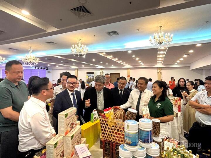 Các đại biểu thăm các gia hàng trưng bày sản phẩm OCOP bên lề Okvip69 Đăng ký cá cược