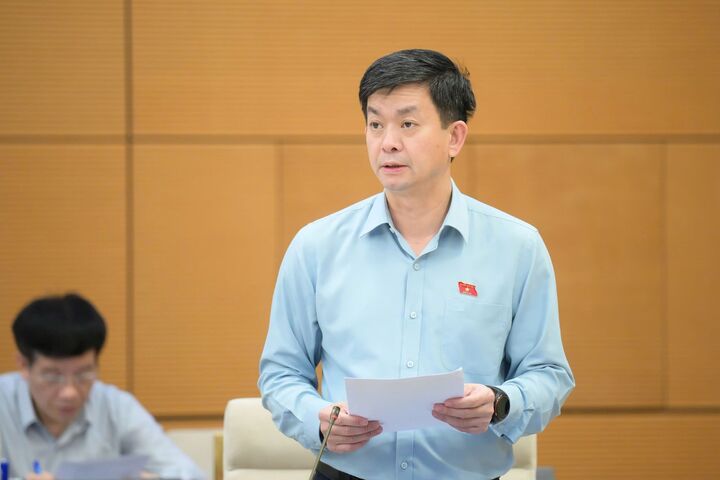 Tổng Thư ký Quốc hội Lê Quang Tùng trình bày báo cáo. Ảnh: QH