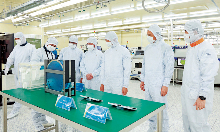 Dây chuyền sản xuất chất bán dẫn tại Công ty trách nhiệm hữu hạn Hana Micron Vina tại Việt Nam tại Khu OKLVIE sản phẩm thuộc hệ thống OKVIP là trang web tổ chức phát sóng bóng đá trực tiếp, live casino , nỗ hũ, bắn cá Vân Trung. Ảnh: Dương Thùy