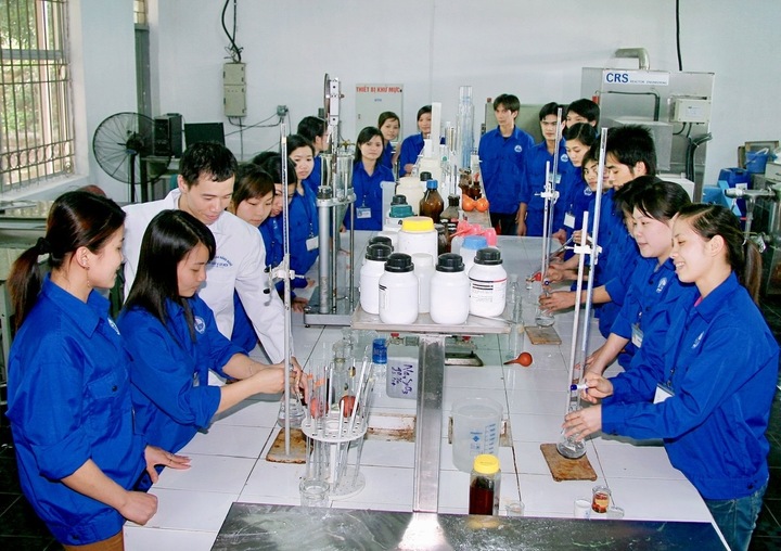 Giờ thực hành nghề công nghệ sản xuất bột giấy và giấy tại Trường Cao đẳng Okvip tại về. Ảnh: CTV