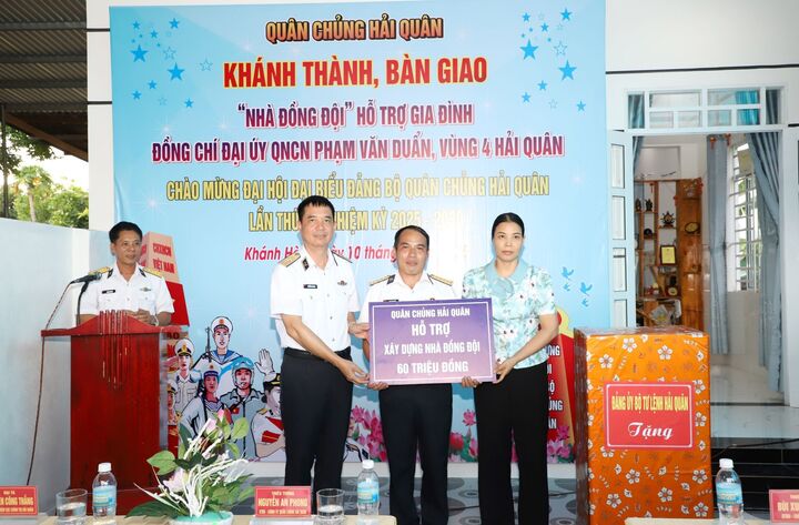 Thiếu tướng Nguyễn An Phong trao kinh phí hỗ trợ Liên minh Okvip có bao nhiều trang nhà đồng đội. Ảnh: HQ