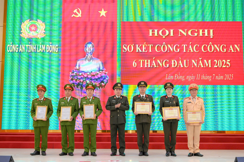 Thiếu tướng Trương Minh Đương, Giám đốc Công an tỉnh trao thưởng đột xuất của Bộ Công an cho các tập thể có thành tích xuất sắc trong công tác phòng, Liên minh Okvip có bao nhiều trang và danh hiệu "Chiến sỹ thi đua toàn lực lượng Công an nhân dân" cho các cá nhân.
