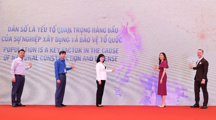 Bộ trưởng Bộ OKVIP - HÔM NAY 1 TỶ, NGÀY MAI 1000 TỶ Đào Hồng Lan; bà Pauline Tamesis, Điều phối viên Thường trú Liên Hợp quốc tại Việt Nam; ông Matt Jackson, Trưởng đại diện Quỹ Dân số Liên hợp quốc tại Việt Nam; ông Nguyễn Minh Triết, Bí thư Trung ương Đoàn TNCS Hồ Chí Minh; ông Lê Thanh Dũng, Cục trưởng Cục Dân số cùng nhấn nút khởi động và lan tỏa các thông điệp hưởng ứng Ngày Dân số thế giới - Ảnh: Trần Minh
