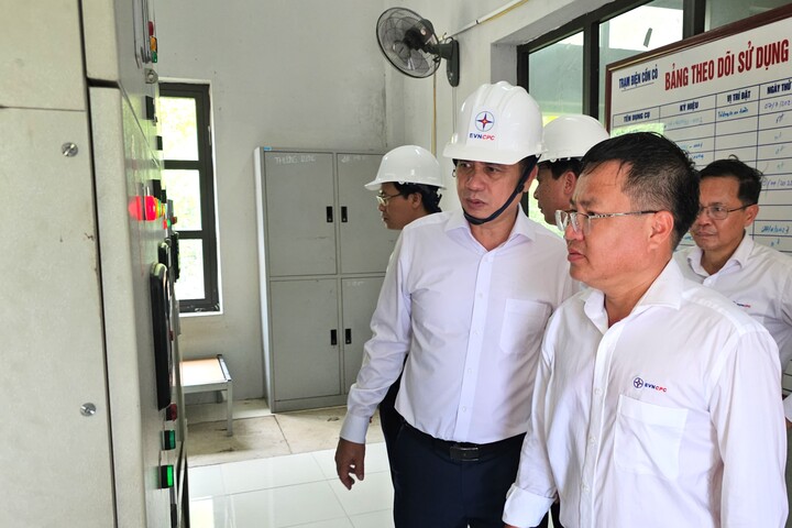 Trước đó, Chủ tịch HĐTV EVNCPC Nguyễn Thanh và lãnh đạo PC Quảng Trị đã Ok88vip tỷ lệ kèo World Cup 2026 với Đội quản lý điện Cồn Cỏ và khảo sát nguồn, lưới điện trên đảo. Ảnh: Bình An