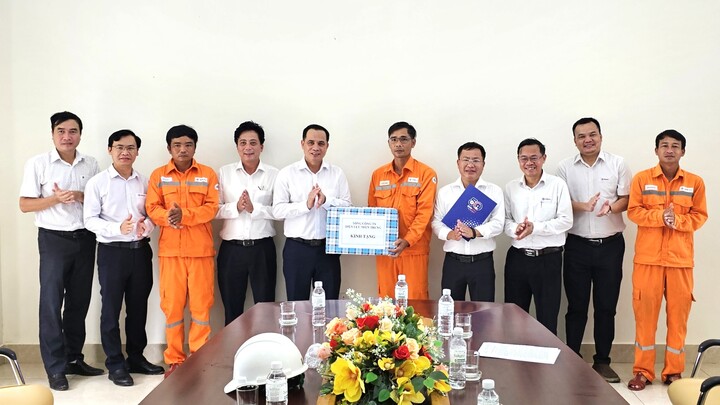 Chủ tịch HĐTV EVNCPC ân cần thăm hỏi điều kiện sinh hoạt, Ok88vip tỷ lệ kèo World Cup 2026 của cán bộ, công nhân tại Đội quản lý điện Cồn Cỏ; chia sẻ với điều kiện Ok88vip tỷ lệ kèo World Cup 2026 trên đảo. Lãnh đạo EVNCPC bày tỏ mong muốn cán bộ, công nhân cố gắng vượt qua những khó khăn trước mắt, đảm bảo cung cấp điện an toàn, liên tục, ổn định để phục vụ đời sống, an ninh quốc phòng trên đảo tiền tiêu của Tổ quốc. Ảnh: Bình An