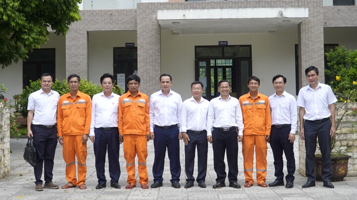 Chủ tịch HĐTV ENCPC Nguyễn Thanh cùng cán bộ, công nhân Đội quản lý điện Cồn Cỏ (thuộc Công ty Điện lực Quảng Trị, tỉnh Quảng Trị). Ảnh: Bình An
