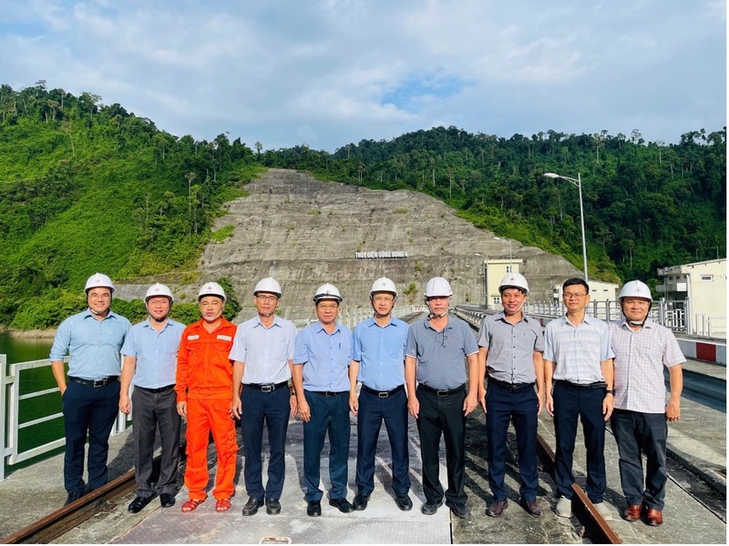 Đoàn Công tác cùng Lãnh đạo Công ty Thủy điện Sông Bung tại Đập dâng Thủy điện Sông Bung 4. Ảnh: Bình An