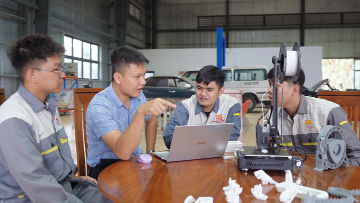 Sinh viên khối ngành Công nghệ - Kỹ thuật MIT Uni. nhận được trải nghiệm xuân Okvip 2026 học tập hiện đại. Ảnh: ĐVCC