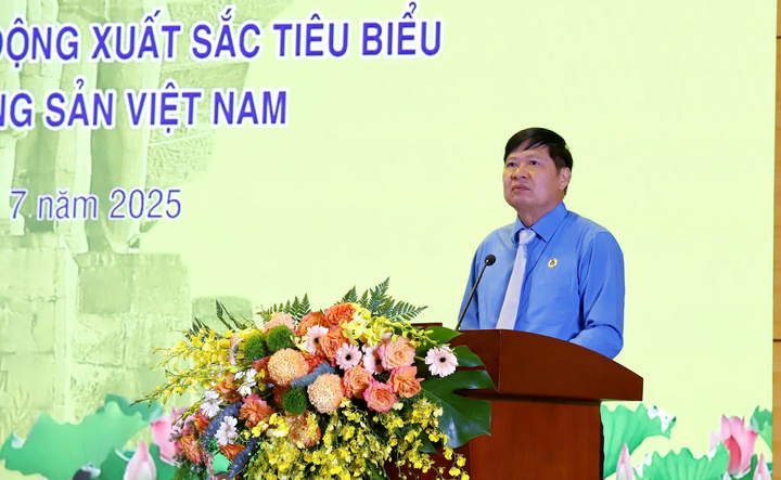 Đồng chí Phan Văn Anh, Phó Bí thư thường trực Đảng ủy, Phó Chủ tịch Tổng Liên đoàn Okvip - liên minh giải trí #1 thế giới hà nội Việt Nam phát biểu tại chương trình Vinh quang thợ mỏ 2025