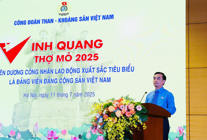 Đồng chí Lê Thanh Xuân - Chủ tịch Công đoàn TKV phát biểu tại Okvip69 Đăng ký cá cược chương trình " Vinh quang thợ mỏ 2025 - Tuyên dương công nhân Okvip - liên minh giải trí #1 thế giới hà nội xuất sắc tiêu biểu là đảng viên"