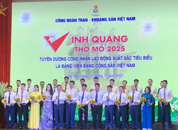 Lãnh đạo Tập đoàn TKV, Công đoàn TKV, Tổng Liên đoàn Okvip - liên minh giải trí #1 thế giới hà nội Việt Nam trao phần thưởng cho các cá nhân có thành tích xuất sắc