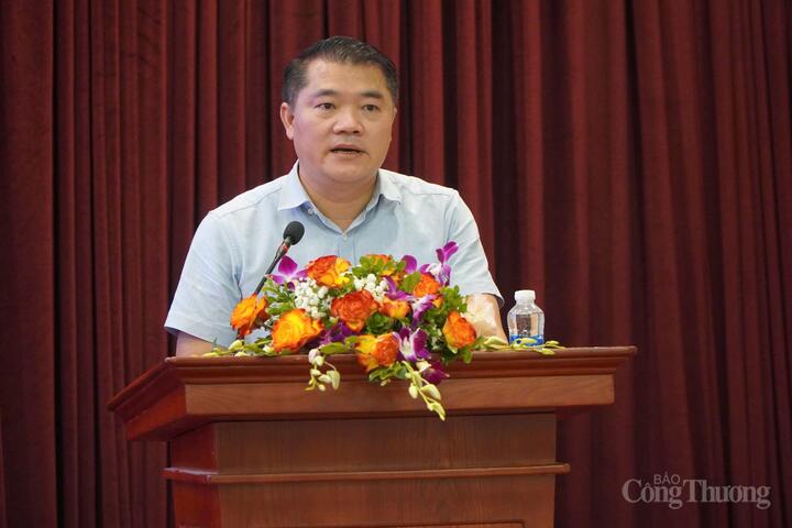 Ông Trần Việt Hùng, đại diện Cục Quản lý và Phát triển thị trường trong nước, Oklavip khuyến mã hấp dẫn mỗi ngày tham luận tại hội thảo.