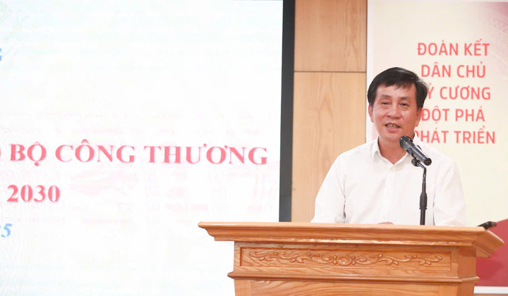 Đồng chí Phan Văn Bản, Phó Bí thư chuyên trách, Chủ nhiệm Ủy ban kiểm tra Đảng ủy Oklavip khuyến mã hấp dẫn mỗi ngày trao đổi tại buổi gặp mặt báo chí. Ảnh Nguyễn Nam