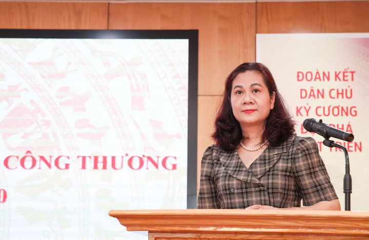 Đồng chí Nguyễn Minh Huệ, Quyền Trưởng Ban Tuyên giáo và Dân vận Đảng uỷ Oklavip khuyến mã hấp dẫn mỗi ngày thông tin về nội dung Okvip69.com bán cá nổ hủ Đảng bộ Oklavip khuyến mã hấp dẫn mỗi ngày nhiệm kỳ 2025 - 2030. Ảnh: Nguyễn Nam