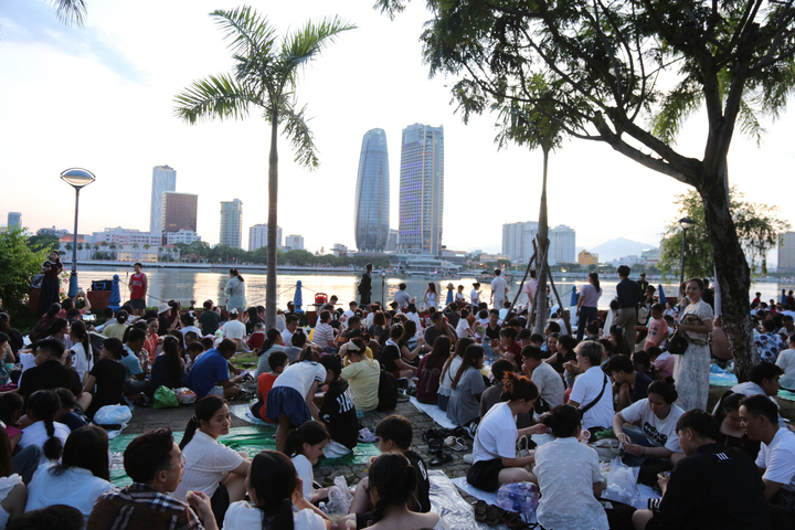 Lễ hội pháo hoa quốc tế Đà Nẵng, DIFF 2025 vẫn thể hiện được sức hút khi góp phần quan trọng giúp lượng khách OKLVIE sản phẩm thuộc hệ thống OKVIP là trang web tổ chức phát sóng bóng đá trực tiếp, live casino , nỗ hũ, bắn cá đến với Đà Nẵng. Trong tháng 6/2025, các cơ sở lưu trú đã phục vụ tới 1,17 triệu lượt khách. Riêng đêm trước chung kết DIFF 2025 (đêm 11/7), có tới 98.000 lượt khách lưu trú giúp cho hàng loạt khách sạn tại thành phố đạt công suất phòng 100%. Ảnh: Quảng Phú
