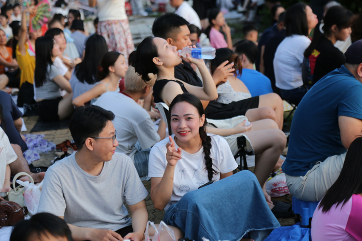 Nhiều gia đình, nhóm du khách đã chuẩn bị đầy đủ đồ ăn, nước uống để vừa thưởng thức ẩm thực, vừa xem trình diễn pháo hoa. Ảnh: Quảng Phú