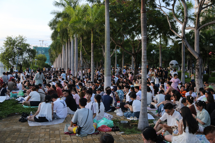 Đông nghẹt người dân, du khách dọc 2 bên sông Hàn. Ảnh: Quảng Phú