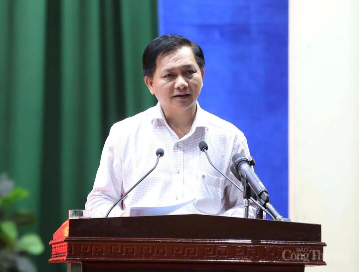 Ông Trần Văn Lâu, Chủ tịch UBND TP. Cần Thơ phát biểu tại buổi tiếp xúc cử tri.