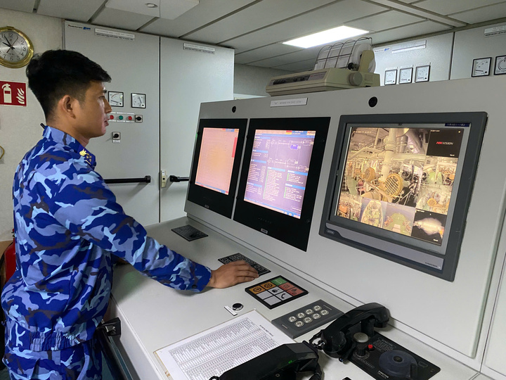 Cán bộ, chiến sỹ kiểm tra, bảo dưỡng máy móc, trang bị kỹ thuật của tàu trước khi thực hiện nhiệm vụ